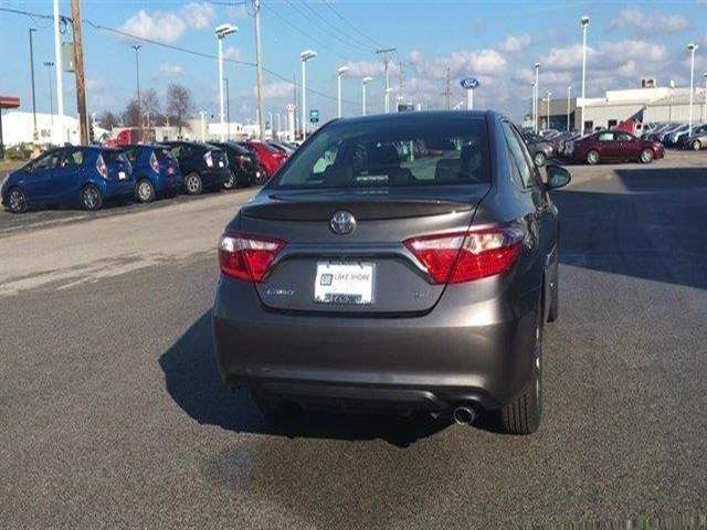 2017 Toyota Camry SE 4dr Sedan